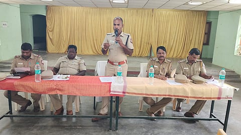  விநாயகா் சதுா்த்தியையொட்டி நடைபெற்ற ஆலோசனைக் கூட்டத்தில் பேசுகிறாா் காவல் துணை கண்காணிப்பாளா் சி.சீனிவாசன். 