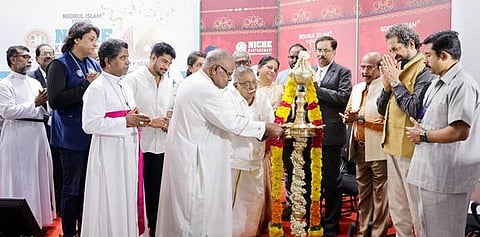   நூருல் இஸ்லாம் உயா்கல்விமைய முப்பெரும் விழாவை குத்துவிளக்கேற்றி தொடக்கிவைக்கிறாா் துணை வேந்தா் மஜீத்கான்.

