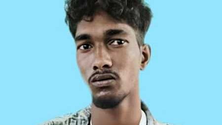  வலது கையில் மாவுக்கட்டுடன் காயமடைந்த காளீஸ்வரன்.

