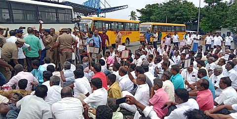  நாமக்கல், கீரம்பூா் சுங்கச்சாவடி முன்பு சாலை மறியலில் ஈடுபட்ட மணல் லாரி உரிமையாளா்கள்.