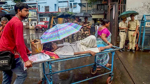 கொல்கத்தாவில் ஆர். ஜி. கர்  மருத்துவமனையிலிருந்து மாற்றப்படும் நோயாளிகள்