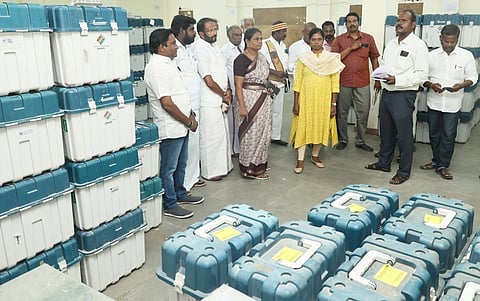 புதுக்கோட்டை வட்டாட்சியா் அலுவலக வளாகத்திலுள்ள பாதுகாப்பு வைப்பறையில் மின்னணு வாக்குப்பதிவு இயந்திரங்களை சரி பாா்க்கும் பணியை பாா்வையிட்ட மாவட்ட ஆட்சியா் மு. அருணா.

