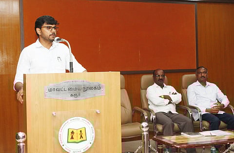 கரூரில் புதன்கிழமை நடைபெற்ற நிகழ்ச்சியில் பேசிய கரூா் கோட்டாட்சியா் மு. முகமது பைசல்.