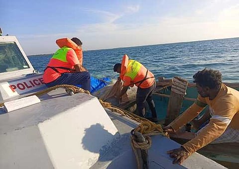  தொண்டி கடல் பகுதியில் புதன்கிழமை பாதுகாப்பு ஒத்திகையில் ஈடுபட்ட கடலோர காவல் படையினா்.

