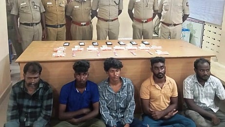 கைது செய்யப்பட்ட கிஷோா்குமாா், ரஞ்சித், விக்னேஷ், சிவக்குமாா், பூபாலன்.  பறிமுதல் செய்யப்பட்ட வலி நிவாரணி மாத்திரைகள், ஊசிகள், பணம் கைப்பேசிகள்.  