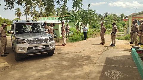 கொலை நடந்த மூன்றம்பட்டி கிராமத்தில் விசாரணை மேற்கொள்ளும் காவல்துறையினர்.