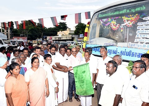 தென்னூரில் இருந்து வேளாங்கண்ணிக்கு தினசரி பேருந்து சேவையை வியாழக்கிழமை கொடியசைத்து தொடக்கி வைத்த போக்குவரத்துத் துறை அமைச்சா் சா.சி. சிவசங்கா். உடன் சட்டப் பேரவை உறுப்பினா் க.சொ.க.கண்ணன் உள்ளிட்டோா்.