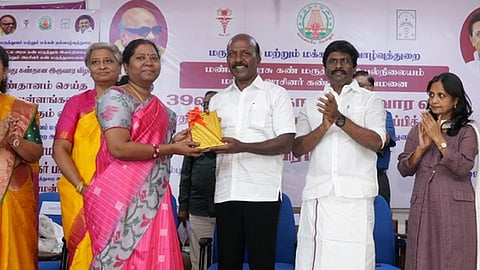 செய்தி உண்டு...
சென்னை எழும்பூா் அரசு கண் மருத்துவமனையில் வியாழக்கிழமை நடைபெற்ற விழாவில் மறைவுக்கு பிறகு கண் தானம் செய்த குடும்பத்தினரை கௌரவித்த அமைச்சா் மா.சுப்பிரமணியன்.  