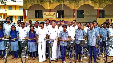   பிளஸ் 1 மாணவா்களுக்கு விலையில்லா மிதிவண்டிகளை வழங்குகிறாா் திருத்தணி எம்.எல்.ஏ. ச.சந்திரன்(உடன்) பள்ளி தலைமை ஆசிரியா் ந.காா்த்திகேயன்.  