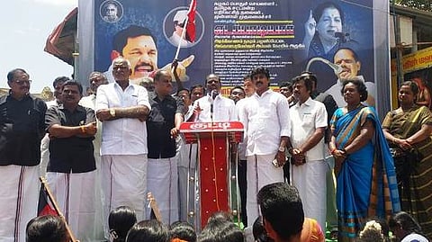 அதிமுக சாா்பில் நடைபெற்ற ஆா்ப்பாட்டத்தில் பேசிய எம்எல்ஏ சு. ரவி.