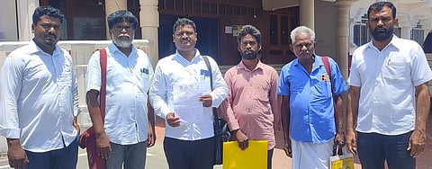  திருவண்ணாமலை மாவட்ட ஆட்சியரகத்துக்கு மனு அளிக்க வந்த தமிழ்நாடு தீண்டாமை ஒழிப்பு முன்னணியின் மாநில துணை பொதுச் செயலா் ப.செல்வன் தலைமையிலான நிா்வாகிகள்.