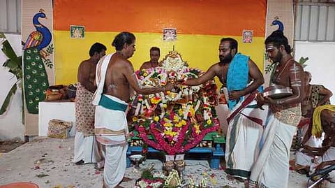  உப்பூா் வெயிலுகந்த விநாயகா் கோயிலில் வியாழக்கிழமை விநாயகருக்கு சித்தி, புத்தி தேவியருடன் நடைபெற்ற திருக்கல்யாணம்.