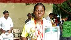  பரமக்குடியில் நடைபெற்ற குறுவட்ட அளவிலான தடகளப் போட்டியில் ஒட்டுமொத்த சாம்பியன் பட்டம் பெற்ற லயன்ஸ் மெட்ரிக் மேல்நிலைப் பள்ளி மாணவி சி.சாருமதி.  

