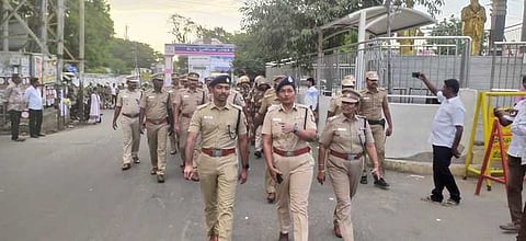 திருப்பூா்  மாநகர  காவல்  ஆணையா்  எஸ்.லட்சுமி  தலைமையில்  நடைபெற்ற  கொடி  அணிவகுப்பில்  பங்கேற்ற  காவல் துறையினா்.