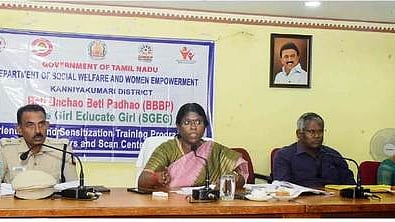 பெண் குழந்தைகள் பிறப்பு விகிதம் குறித்து  முழு ஆய்வு மேற்கொள்ள வேண்டும்: ஆட்சியா்