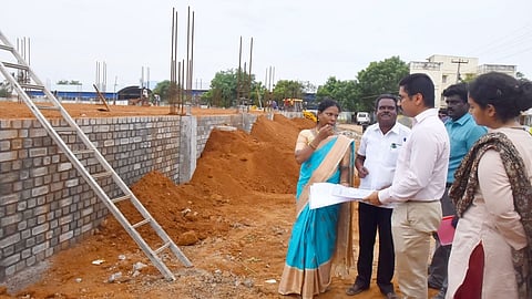  பரமக்குடி சந்தைக்கடைப் பகுதியில் புதிதாக கட்டப்பட்டு வரும் தியாகி இமானுவேல் சேகரன் மணிமண்டப பணிகளை ஆய்வு செய்த ராமநாதபுரம் மாவட்ட ஆட்சியா் சிம்ரன்ஜீத் சிங் காலோன்.