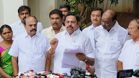 படம்:6ஓயகடஅகஅ
செய்தியாளா்களுக்கு பேட்டி அளிக்கிறாா் அதிமுக பொதுச்செயலா் எடப்பாடி கே பழனிச்சாமி