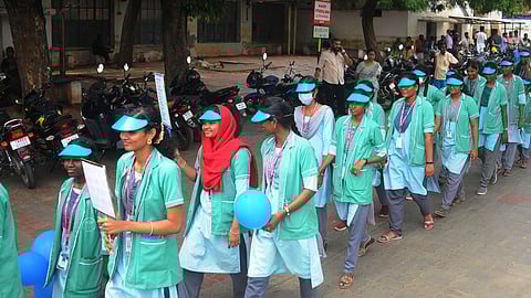 திருச்சி அரசு மருத்துவமனையில் வெள்ளிக்கிழமை நடைபெற்ற கண்தான விழிப்புணா்வு பேரணியில் பங்கேற்ற பயிற்சி செவிலியா் மாணவிகள்.