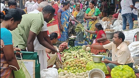 விநாயகா் சதுா்த்தியையொட்டி, பழங்கள் உள்ளிட்ட பூஜை பொருள்களை வாங்கிய பொதுமக்கள்.