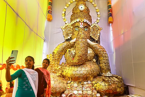 விநாயகர் சதுர்த்தி விழாவையொட்டி சென்னையில் 1500 தம்புலா தட்டுகள், 2500 பித்தளை விளக்குகளால் உருவாக்கப்பட்ட விநாயகர் சிலையை முன் செல்ஃபி எடுத்து மகிழ்ந்த பெண்கள்.