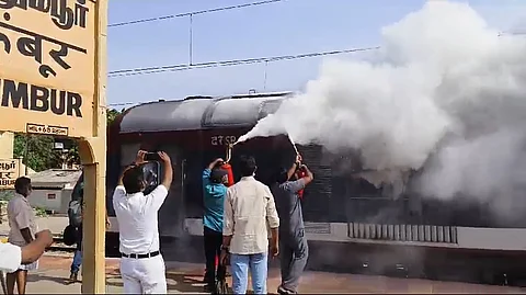 திருவெறும்பூர் ரயில் நிலையத்தில் தீப்பிடித்த திருச்சி-காரைக்கால் பயணிகள் ரயில்.