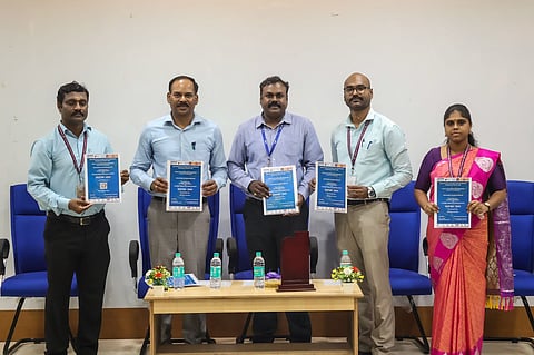 தேசிய அறிவியல் மாநாட்டில்  கலந்துகொண்ட (இடமிருந்து) முனைவர். க. ராஜேந்திரன், முனைவர்.  சி. சுந்தர், முனைவர். முத்து ஆறுமுகம், முனைவர். மு. காமராஜ், முனைவர். ஆ. ஆன்சி ஜெனிஃபர் ஆகியோர். 