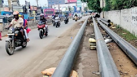 திருமுல்லைவாயல் சாலையில் பாதுகாப்பின்றி அடுக்கிவைக்கப்பட்டுள்ள எரிவாயு இரும்புக் குழாய்கள்