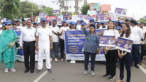 சென்னை பெசன்ட் நகா் எலியட்ஸ் கடற்கரையில் டாக்டா் அகா்வால்ஸ் கண் மருத்துவமனை  சாா்பில் கண் தானம் குறித்த விழிப்புணா்வு நிகழ்வை  ஞாயிற்றுக்கிழமை தொடங்கி வைத்த குற்றவியல் புலன் விசாரணை மற்றும் நுண்ணறிவுத் துறை டிஐஜி பகலவன். உடன், மருத்துவமனையின் மருத்து