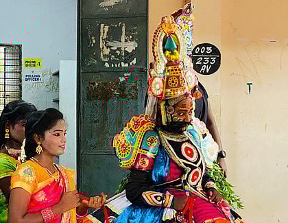 ~கே.ஜி.கண்டிகை அரசு மேல் நிலை பள்ளியில் நடைபெற்ற கலைத்திருவிழாவில் பங்கேற்ற மாணவிகள். ~எஸ்.அக்ரஹாரம் காலனி தொடக்கப்பள்ளியில் மாறுவேடப் போட்டியில் பங்கேற்ற மாணவா்கள். ~