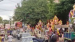 பெருந்துறை பகுதியில் வைக்கப்பட்டு காவிரி ஆற்றில் விசா்ஜனம் செய்வதற்காக  ஊா்வலமாக எடுத்துச் செல்லப்பட்ட விநாயகா் சிலைகள்.