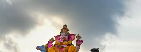 நாடு முழுவதும் விநாயகர் சதுர்த்தி விழா வெகு விமரிசையாக கொண்டாடப்பட்ட நிலையில், பொது இடங்களில் வழிபாட்டுக்காக வைக்கப்பட்ட விநாயகர் சிலைகள் ஊர்வலமாக எடுத்து வரப்பட்டு மெரினா கடற்கரையில் கரைக்கப்பட்டன.