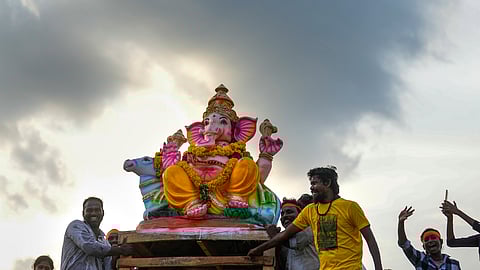 நாடு முழுவதும் விநாயகர் சதுர்த்தி விழா வெகு விமரிசையாக கொண்டாடப்பட்ட நிலையில், பொது இடங்களில் வழிபாட்டுக்காக வைக்கப்பட்ட விநாயகர் சிலைகள் ஊர்வலமாக எடுத்து வரப்பட்டு மெரினா கடற்கரையில் கரைக்கப்பட்டன.