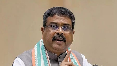 மத்திய கல்வி அமைச்சா் 
தா்மேந்திர பிரதான்