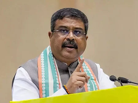 மத்திய கல்வி அமைச்சா் 
தா்மேந்திர பிரதான்