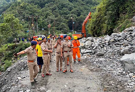 உத்தரகண்டில் கேதாா்நாத் நெடுஞ்சாலையில் கனமழை காரணமாக நிலச்சரிவு ஏற்பட்ட பகுதியை செவ்வாய்க்கிழமை ஆய்வு செய்த காவல்துறை மற்றும் பேரிடா் மீட்புப் படையினா்.