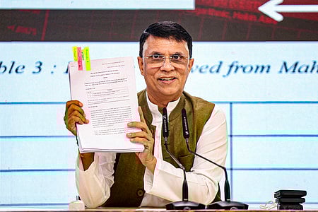 தில்லியில் செய்தியாளா்களுக்கு செவ்வாய்க்கிழமை பேட்டியளித்த காங்கிரஸ் செய்தித்தொடா்பாளா் பவன் கேரா.