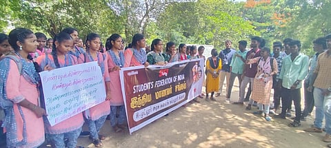போராட்டத்தில் ஈடுபட்டுள்ள சிதம்பரம் அருகே உள்ள சி முட்லூர் அரசு கலைக் கல்லூரி மாணவ- மாணவியர்கள். 