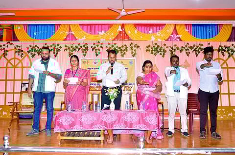 மாவட்ட ஆட்சியா் ஏ.கே.கமல்கிஷோா் தலைமையில் உறுதிமொழி எடுத்துக் கொண்டோா்.