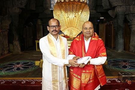 திருமலையில் ஏழுமலையானை தரிசனம் செய்த கா்நாடக  ஆளுநா் தாவா் சந்த் கெலாட்டை வரவேற்ற செயல் அதிகாரி ஷியாமளா ராவ்.