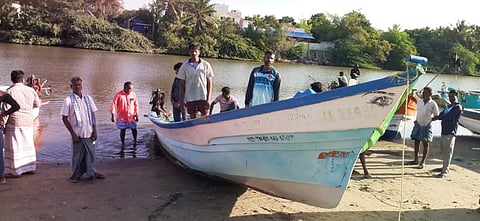 இலங்கை கடற்படை கப்பல் மீனவர்களின் பைபர் படகு மீது மோதியதில் படகு கவிழ்ந்ததால் மீனவர்கள் நடுக்கடலில் தத்தளித்துள்ளனர். 