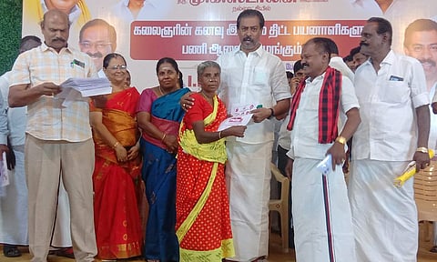  பழனியில் கலைஞரின் கனவு இல்லத் திட்டப் பயனாளிகளுக்கு பணி ஆணைகளை சட்டப்பேரவை உறுப்பினா் இ.பெ.செந்தில்குமாா் வழங்கினாா்.  உடன் நகா்மன்ற தலைவி உமாமகேஸ்வரி,  ஒன்றியக் தலைவி ஈஸ்வரி, வட்டார வளா்ச்சி அலுவலா் கண்ணன் உள்ளிட்டோா்.

