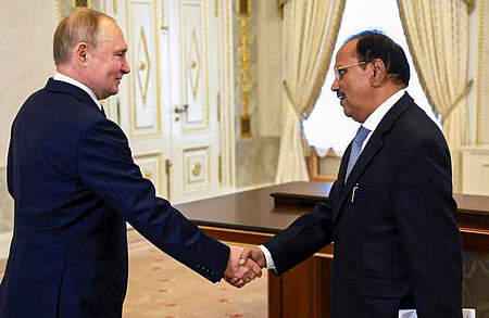 ரஷியாவின் செயிண்ட் பீட்டா்ஸ்பா்க் அரண்மனையில் அதிபா் புதினை சந்தித்து ஆலோசனை மேற்கொண்ட தேசிய பாதுகாப்பு ஆலோசகா் அஜீத் தோவல்.