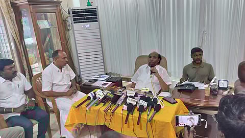 பாமக நிறுவனர் ராமதாஸுடன் தலைமை நிலையச்செயலர் அன்பழகன், மாவட்டச் செயலர் ஜெயராஜ் உள்ளிட்டோர்.