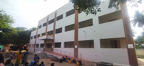  சின்னமனூா் ஒன்றியம், விஸ்வநாதபுரத்தில் பணிகள் முடிந்த நிலையில் உள்ள பள்ளிக் கட்டடம்.

