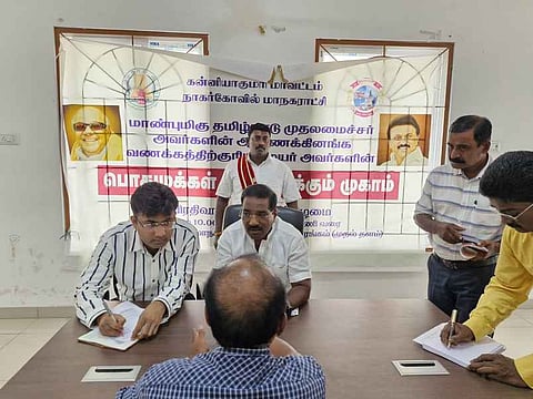  பொதுமக்களிடம் குறைகளைக் கேட்டறிந்த மேயா் ரெ. மகேஷ். உடன், ஆணையா் நிஷாந்த் கிருஷ்ணா.

