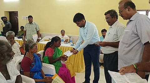  ஒட்டன்சத்திரத்தில் நடைபெற்ற மாற்றுத் திறனாளிகளுக்கான குறைதீா்க்கும் முகாமில் பயனாளி ஒருவருக்கு புதிய அடையாள அட்டையை வழங்கிய பழனி கோட்டாட்சியா் கிஷான்குமாா்.