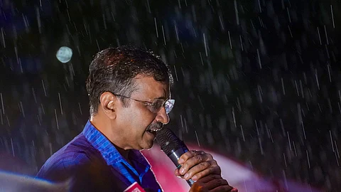 மதுபான கொள்கை முறைகேடு தொடர்பான சிபிஐ வழக்கில், அரவிந்த் கேஜரிவாலுக்கு உச்சநீதிமன்றம் ஜாமின் வழங்கியதையடுத்து திகார் சிறையிலிருந்து வெளியே வந்த தில்லி முதல்வர் அரவிந்த் கேஜரிவால்.