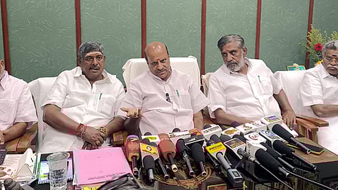 புதுச்சேரி சட்டப்பேரவை வளாகத்தில் செய்தியாளா்களுக்கு வெள்ளிக்கிழமை பேட்டியளித்த அமைச்சா்கள் க.லட்சுமி நாராயணன்,தேனி சி.ஜெயகுமாா். உடன் சட்டப்பேரவை துணைத் தலைவா் பி.ராஜவேலு, அரசு கொறடா ஏகேடி வி.ஆறுமுகம் உள்ளிட்டோா்.