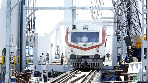 பாம்பன் புதிய ரயில் பாலம்: மதுரை ரயில்வே மேலாளா் ஆய்வு