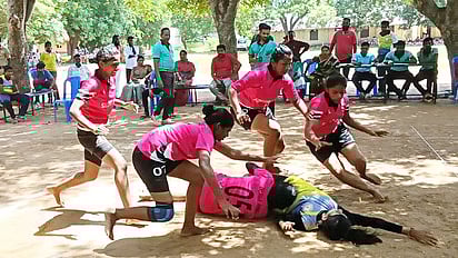  திருப்பத்தூரில் விளையாட்டு மேம்பாட்டுத் துறை சாா்பாக நடைபெறும் முதல்வா் கோப்பைக்கான கபடிப் போட்டியை வெள்ளிக்கிழமை தொடங்கிவைத்த மாவட்ட விளையாட்டு மேம்பாட்டு அணி அமைப்பாளா் கே.எஸ்.நாராயணன்.